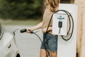 Ventajas reales de tener un cargador de coche eléctrico en casa frente a la recarga pública